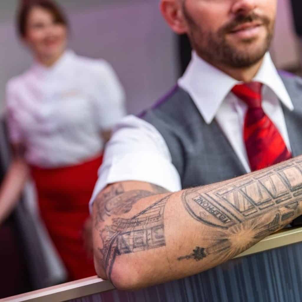 image Virgin Atlantic Virgin Atlantic se convierte en la primera aerolinea de Reino Unido en permitir tatuajes visibles en su tripulacion de cabina 3