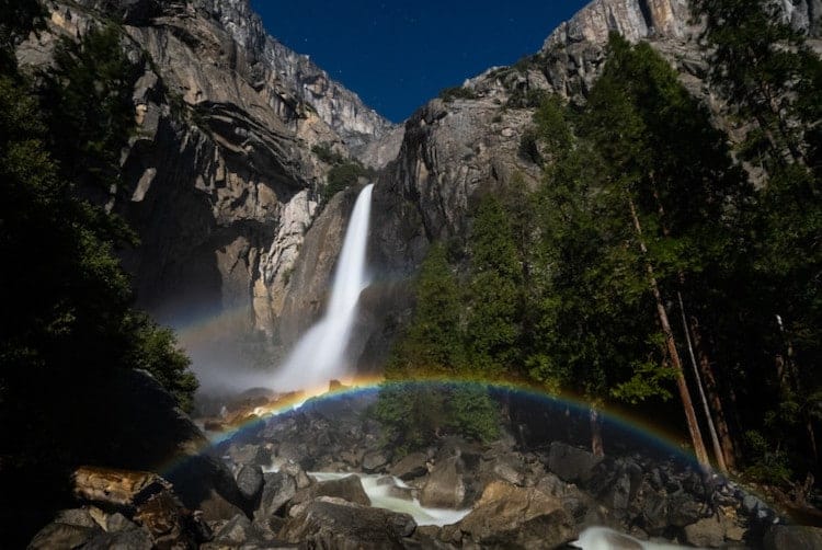 Fotógrafo documenta los coloridos arcoíris lunares que aparecen en las cascadas a la luz de la luna