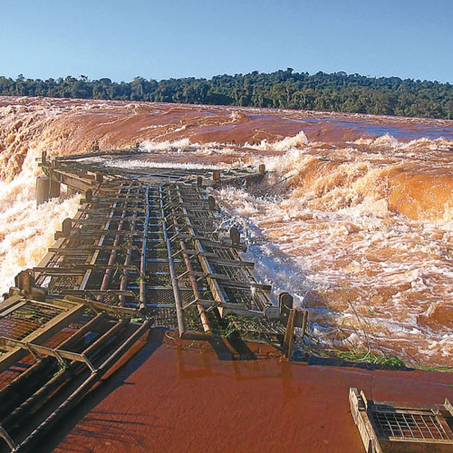 Por la enorme crecida del río Iguazú cerraron el circuito turístico de la Garganta del Diablo