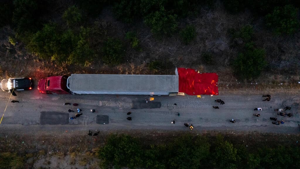 Al menos 46 migrantes fueron encontrados muertos en un camión en Estados Unidos: habían cruzado la frontera con México