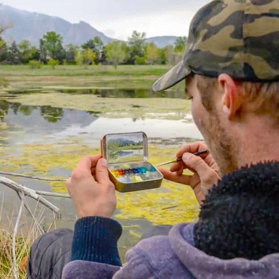 Este artista crea obras maestras de paisajes en miniatura y las "guarda" dentro de latas de caramelos