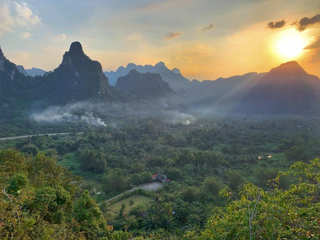 Dormir cerca del Parque Nacional de Khao Sok: una experiencia de ecoturismo imperdible en el sur de Tailandia