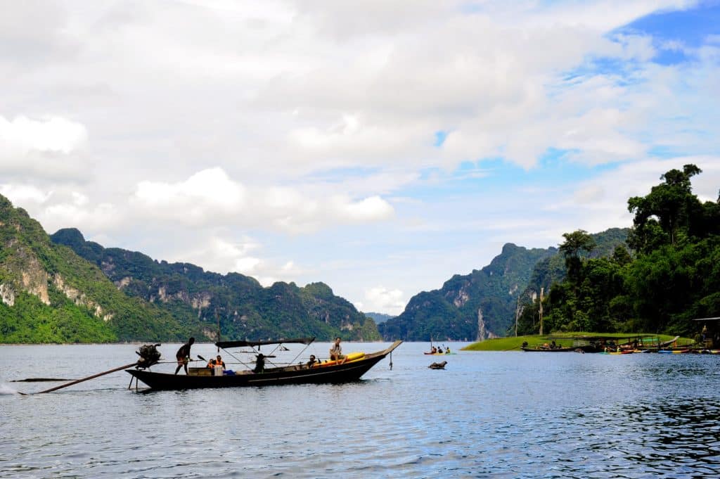 image Parque Nacional de Khao Sok Dormir cerca del Parque Nacional de Khao Sok una experiencia de ecoturismo imperdible en el sur de Tailandia 5