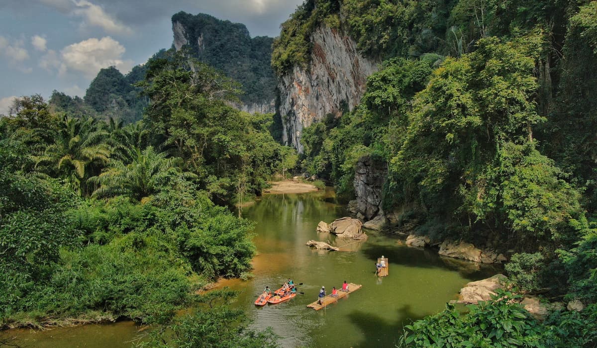 Dormir cerca del Parque Nacional de Khao Sok una experiencia de ecoturismo imperdible en el sur de Tailandia