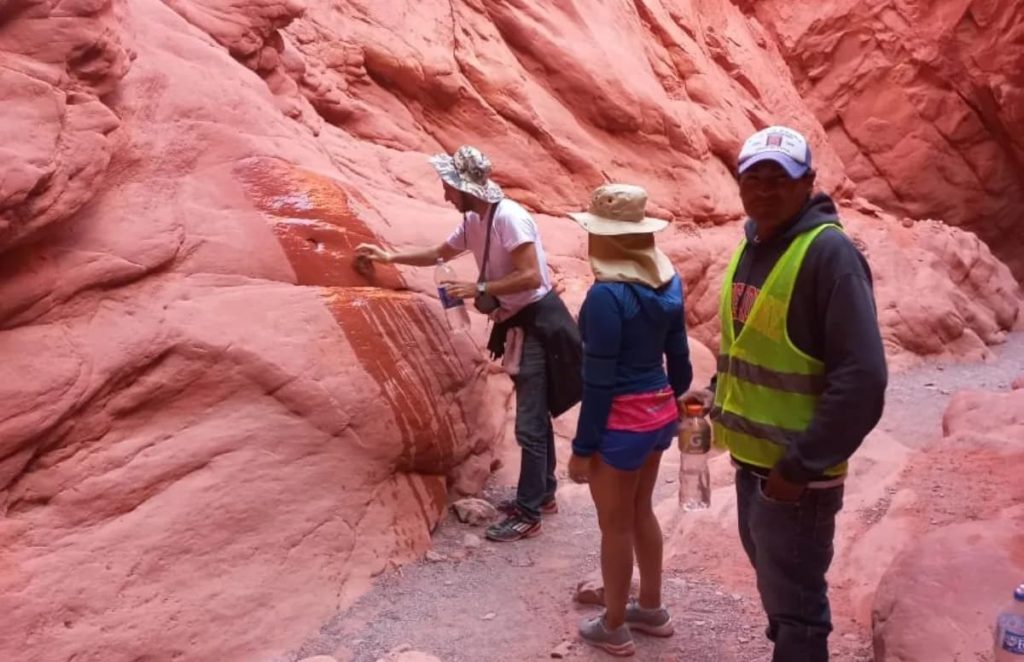 Encontraron a turista dañando un patrimonio natural en Jujuy: le hicieron cumplir con tareas de limpieza en el lugar