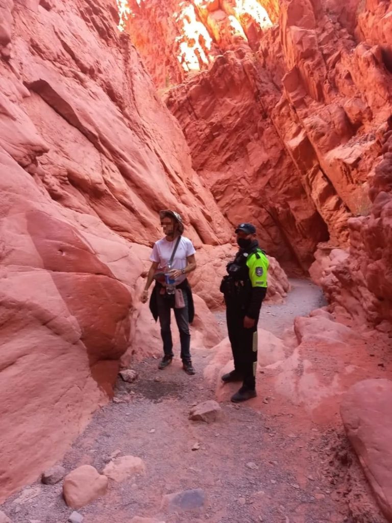 image patrimonio natural en Jujuy Encontraron a turista danando un patrimonio natural en Jujuy le hicieron cumplir con tareas de limpieza en el lugar 2