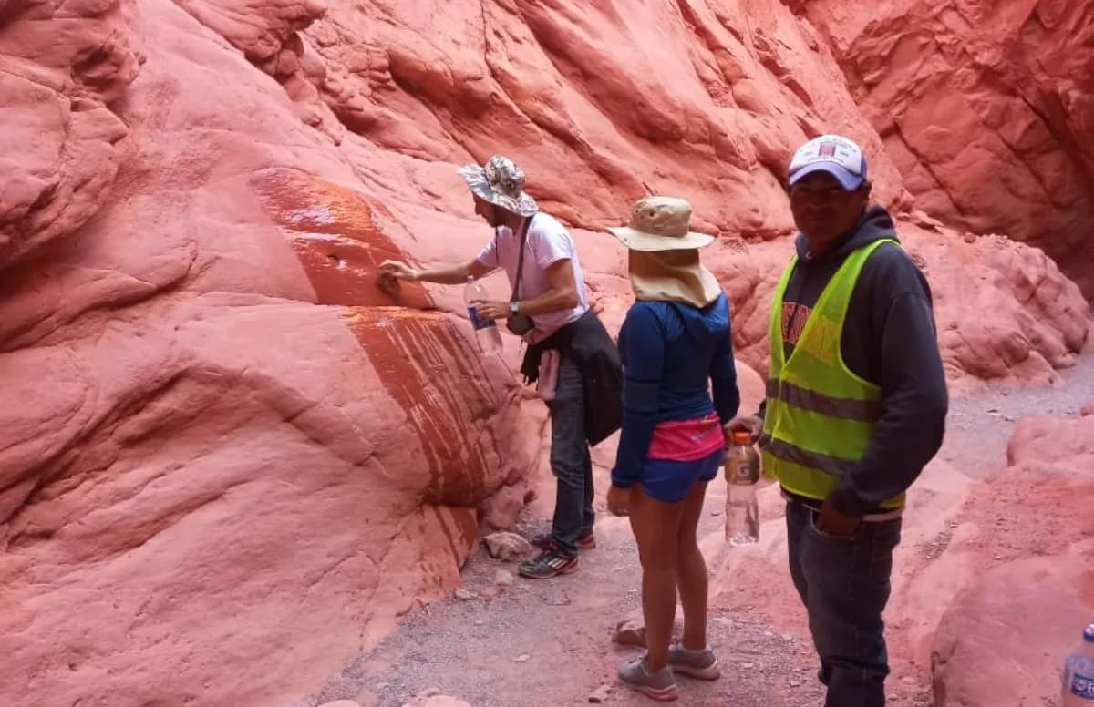 Encontraron a turista dañando un patrimonio natural en Jujuy le hicieron cumplir con tareas de limpieza en el lugar