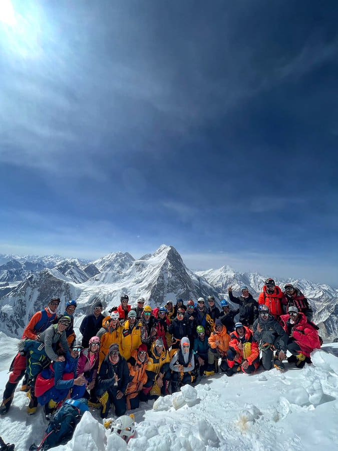 Hazaña histórica: 150 alpinistas hicieron cumbre en un día en el K2, conocida como "la montaña de la muerte"