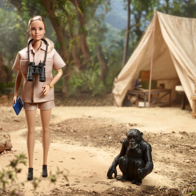 image la muneca de jane goodall junto a un chimpance