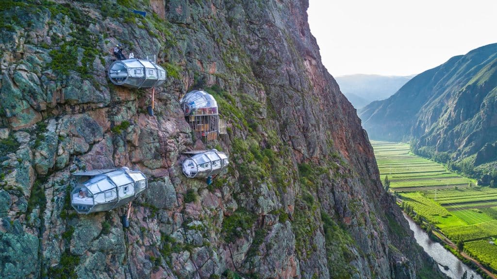 Conoce el primer hotel colgante del mundo: está en Perú y sus cápsulas de vidrio desafían la gravedad