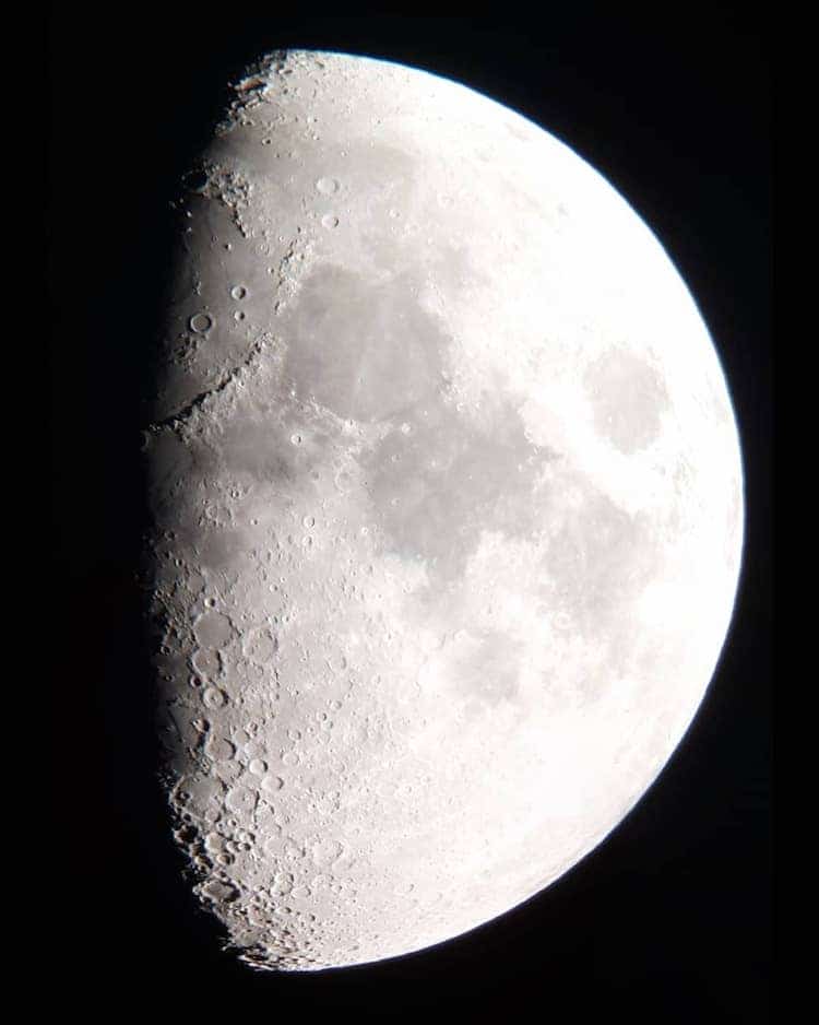 Este joven combina su celular con un telescopio Orion Skyscanner de 100 mm para fotografiar la Luna y las imágenes son impresionantes