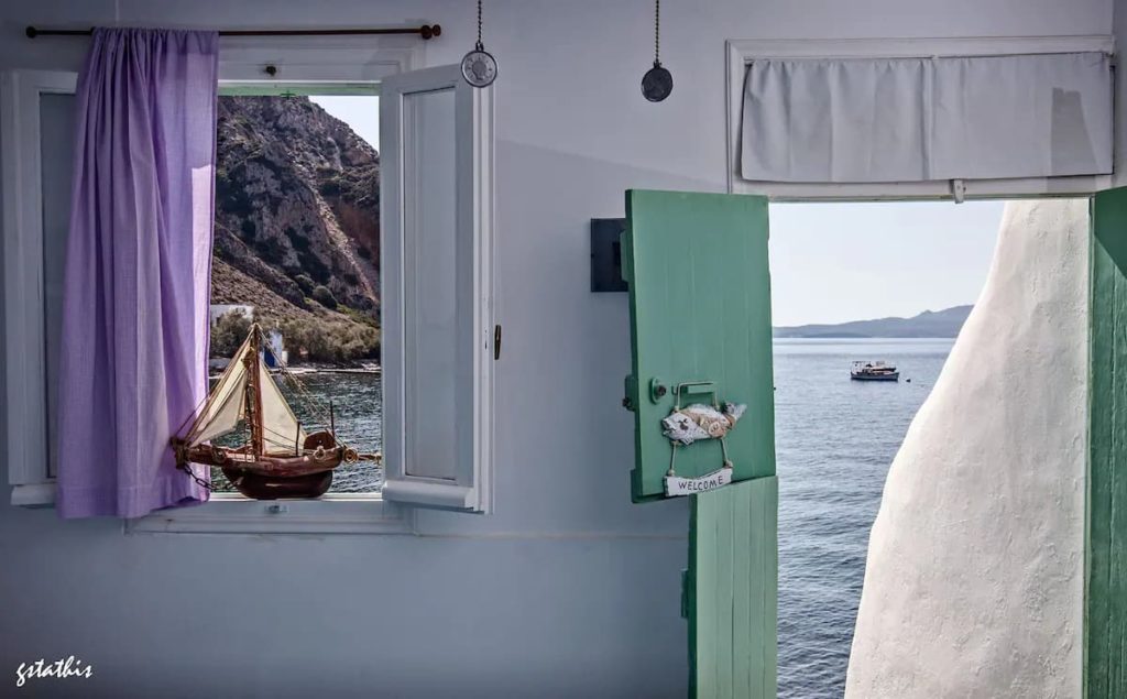 Este Airbnb en Milos es perfecto para quienes buscan mojar los pies en el Mediterráneo antes que tomar el desayuno