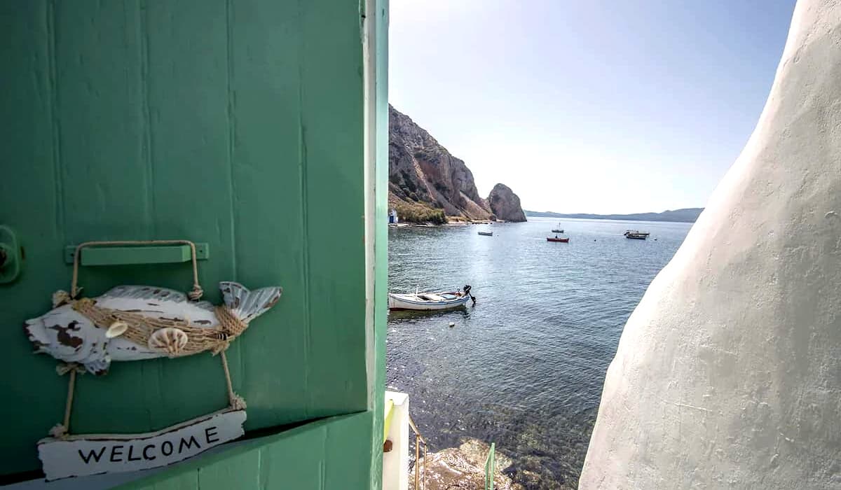 Este Airbnb en Milos es perfecto para quienes buscan mojar los pies en el Mediterráneo antes que tomar el desayuno-1