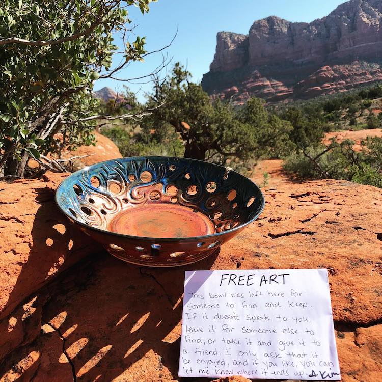 Esta artista deja piezas de cerámica artesanal en lugares inesperados como regalos para la gente