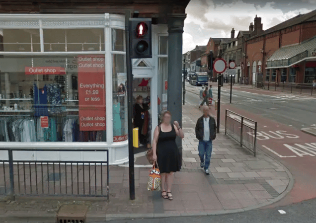 image Google Maps captura a una mujer parada exactamente en el mismo lugar nueve anos despues 2