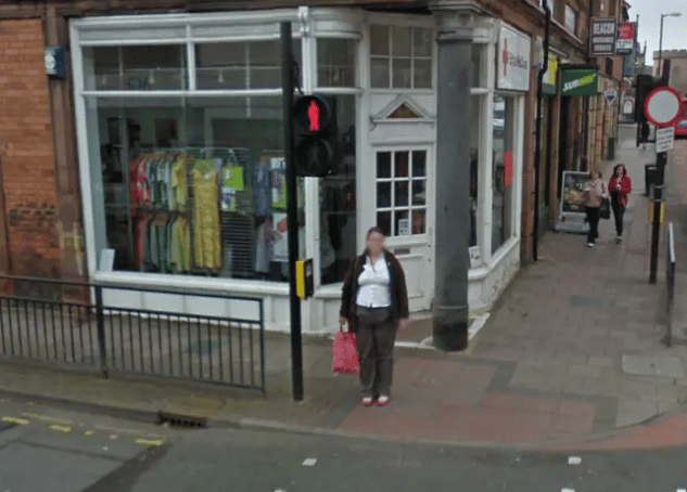 image Google Maps captura a una mujer parada exactamente en el mismo lugar nueve anos despues