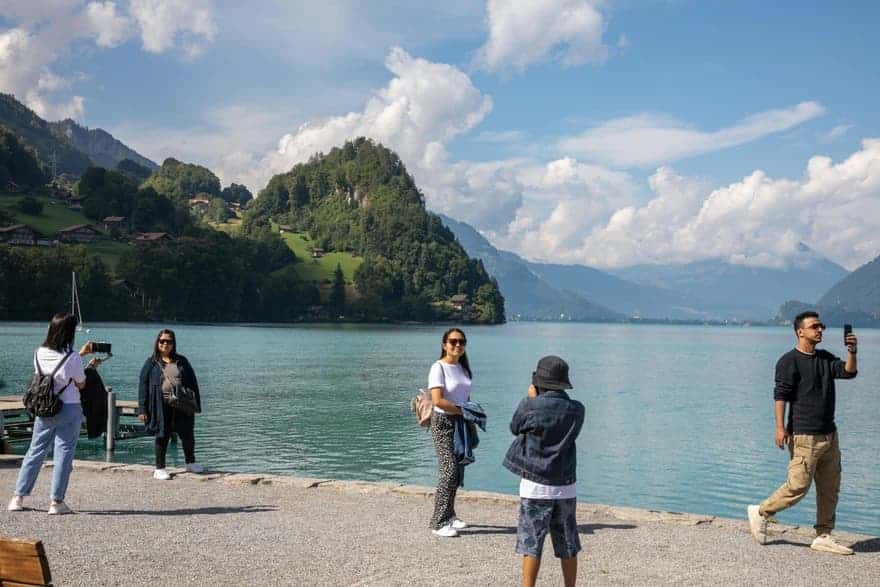 Fanáticos de la serie sudcoreana de Netflix Crash Landing on You alborotan un tranquilo pueblo de Suiza