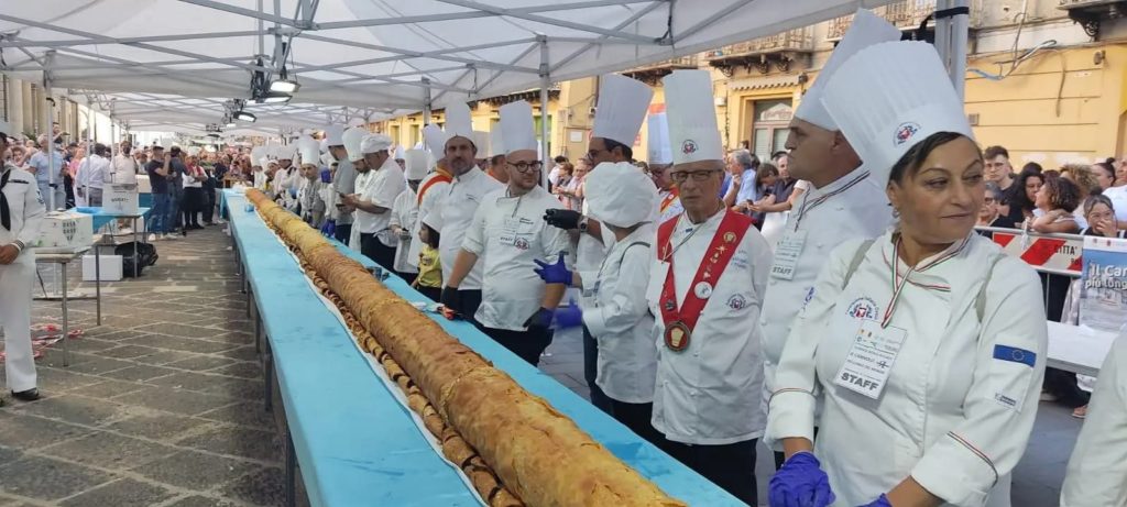 Chefs italianos rompen récord mundial Guiness con un cannoli de 70 pies de largo