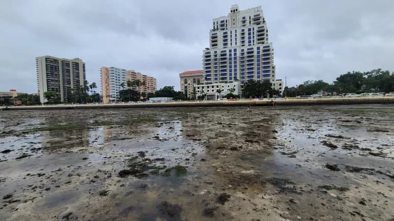 El huracán Ian es tan fuerte que drenó el agua de la bahía de Tampa en la costa oeste central de Florida