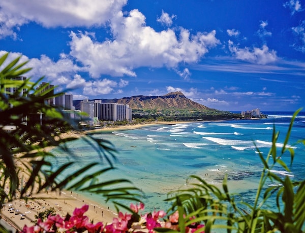 waikiki beach and diamond head