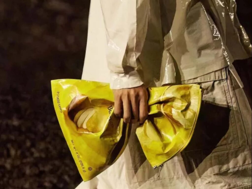 Insólito: Balenciaga presentó una bolsa de papas fritas como un accesorio de lujo a un valor de 1.800 dólares