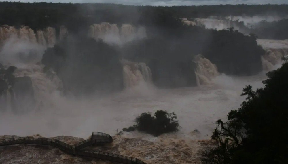 Cierran acceso al Parque Nacional Iguazú ante la crecida del río Iguazú: la medida regirá hasta "nuevo aviso"