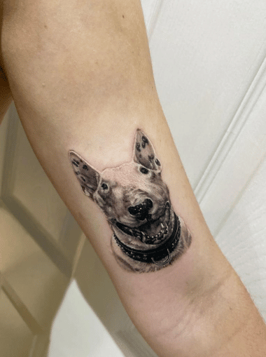 chica se tatua a su perro