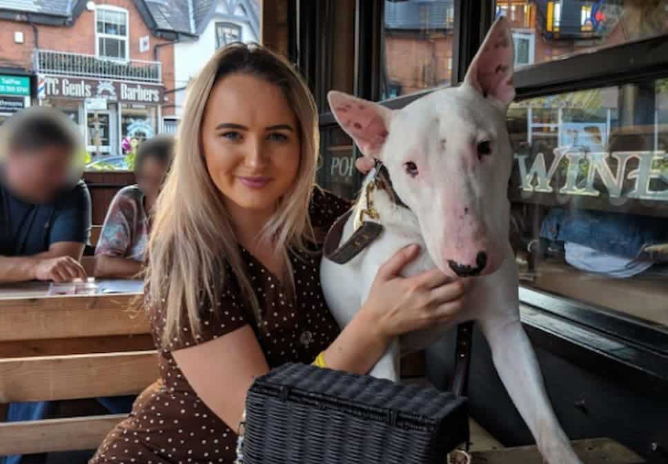 chica se tatua a su perro