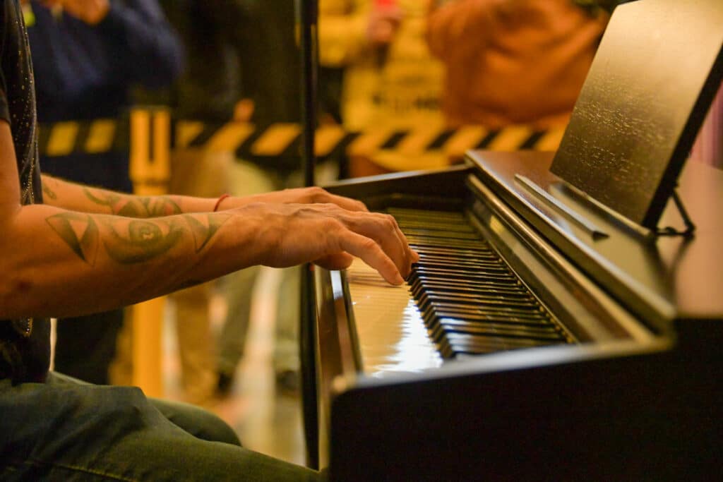 Instalan un piano en una estación de tren en Buenos Aires: será de uso público para fomentar el desarrollo artístico