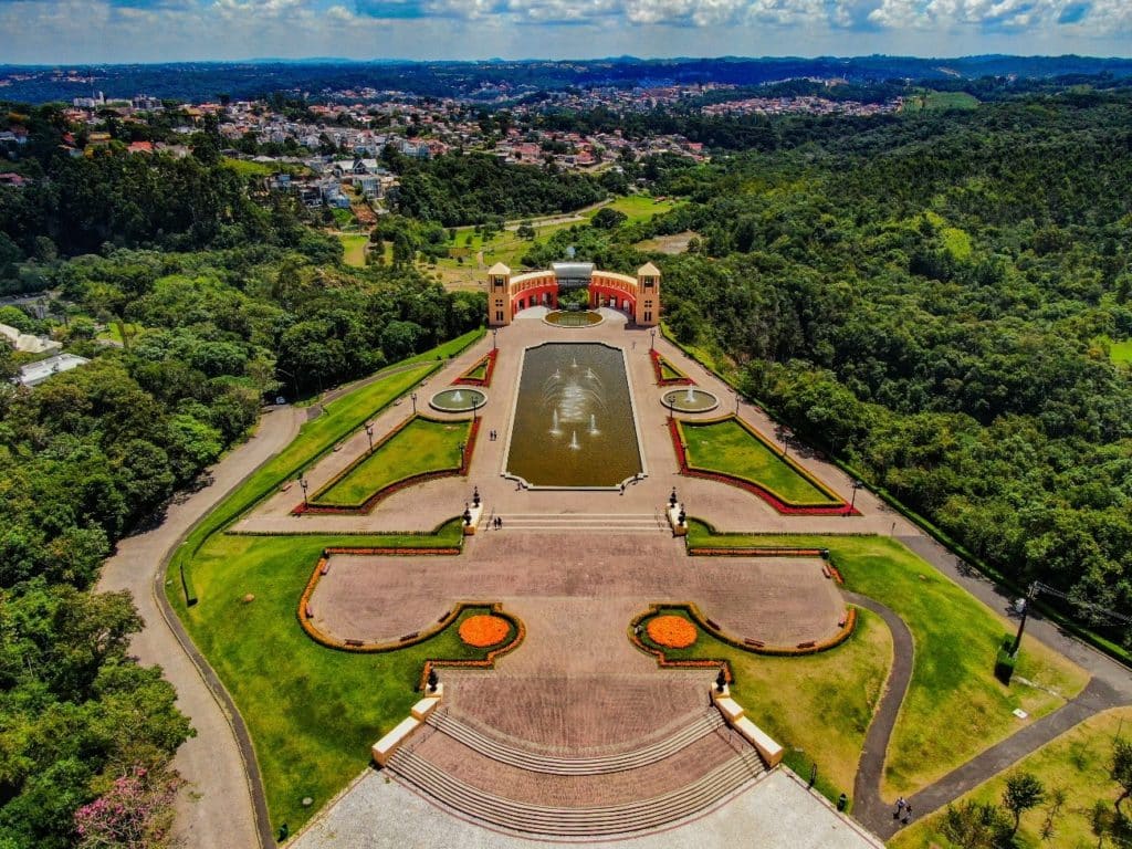 Qué hacer en Curitiba, la smart city brasileña donde habitantes, espacios verdes y memoria son protagonistas