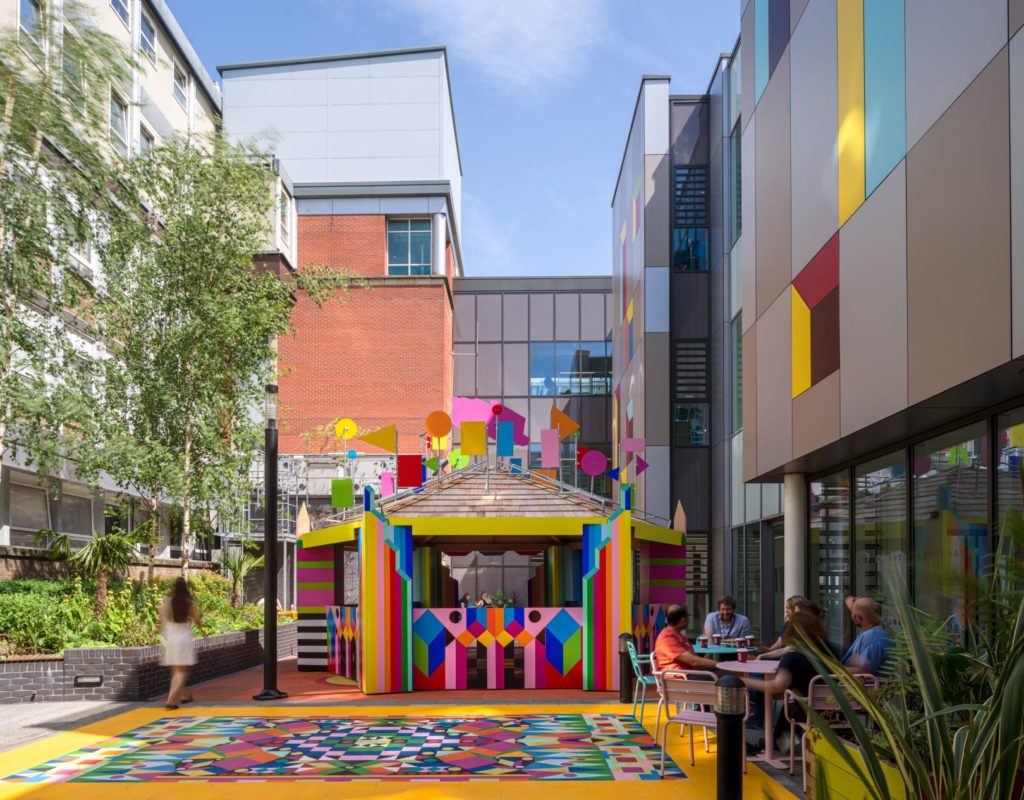 Esta artista transformó gratis el patio de un hospital de niños en Inglaterra y los resultados son increíbles