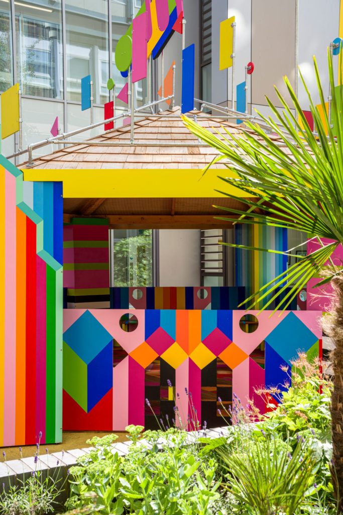 image hospital de niños Esta artista transformo gratis el patio de un hospital de ninos en Inglaterra y los resultados son increibles 2