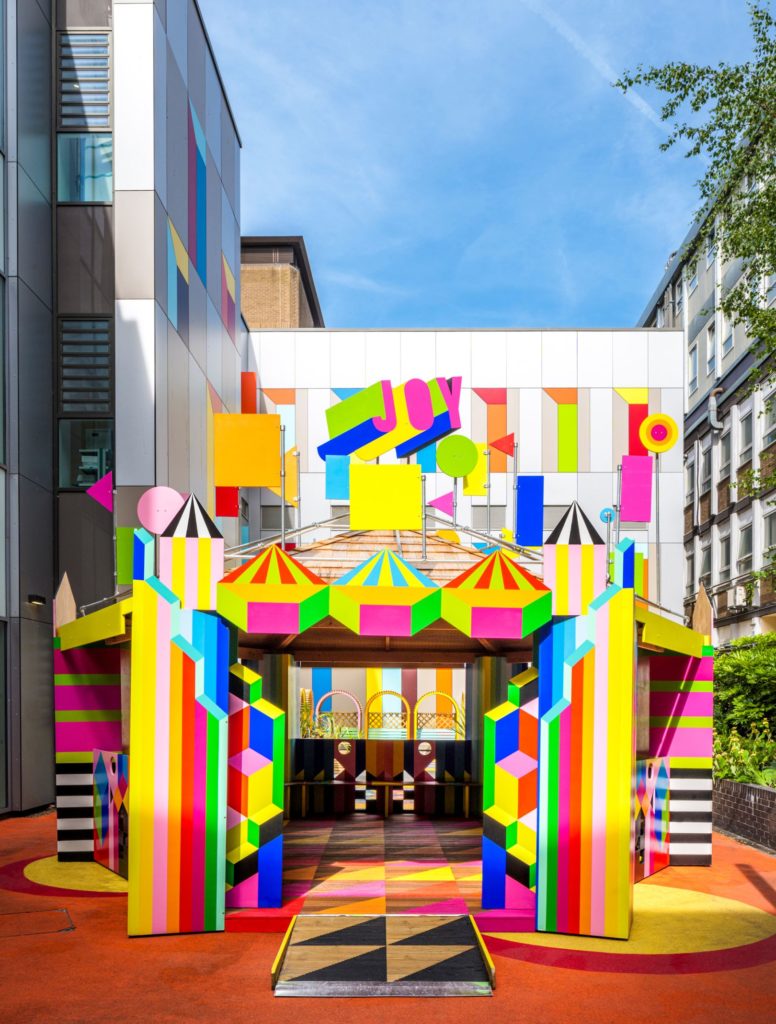 image hospital de niños Esta artista transformo gratis el patio de un hospital de ninos en Inglaterra y los resultados son increibles 4