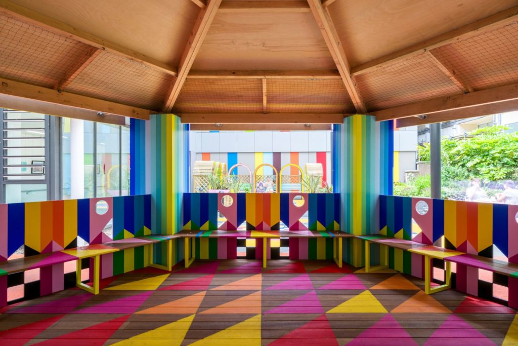 image hospital de niños Esta artista transformo gratis el patio de un hospital de ninos en Inglaterra y los resultados son increibles 7