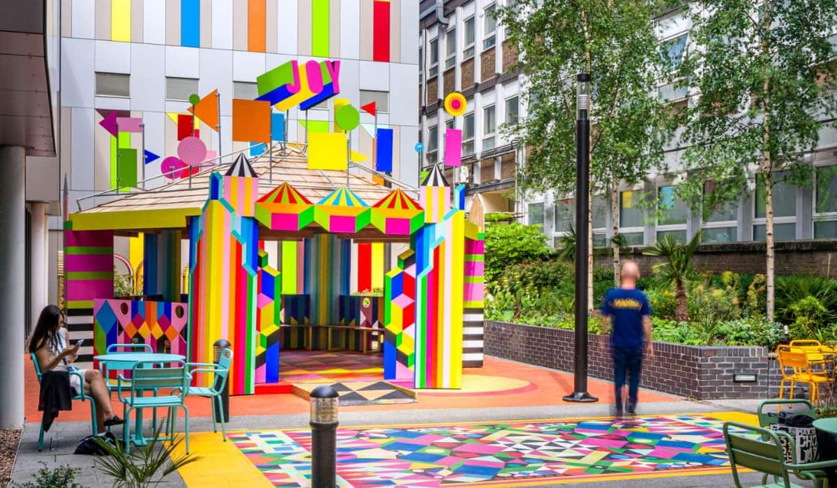 Esta artista transformó gratis el patio de un hospital de niños en Inglaterra y los resultados son increíbles