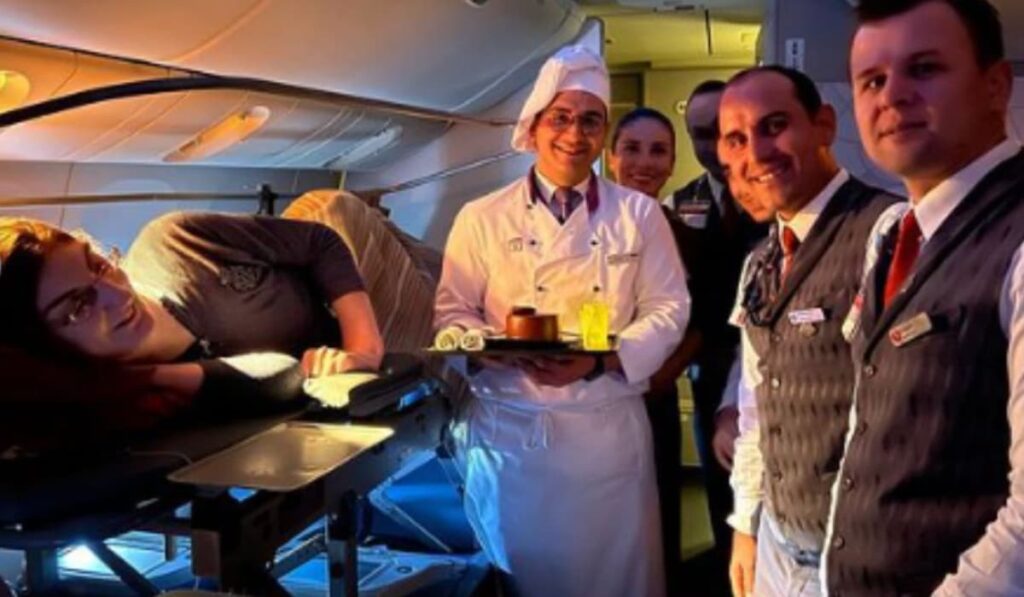 image mujer más alta del mundo La mujer mas alta del mundo volo en avion por primera vez la aerolinea debio quitar seis asientos para su comodidad