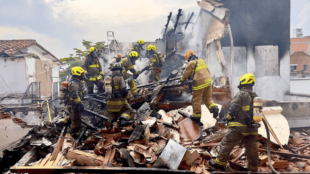 Medellín Medellín: Una avioneta cayó en un sector residencial y murieron 8 personas image Medellín image 132