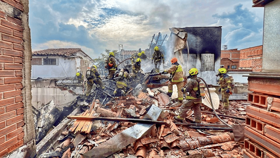 Medellín Medellín: Una avioneta cayó en un sector residencial y murieron 8 personas Medellín