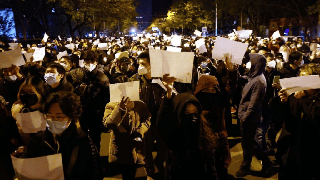 Se dan las primeras protestas en China en contra del confinamiento y de la política de covid cero image image 180