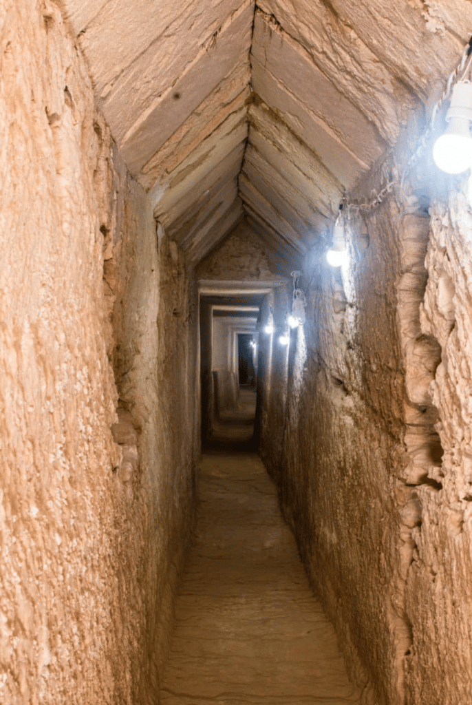 túnel Arqueólogos descubrieron un túnel que llevaría hacia la tumba de Cleopatra image túnel image 25