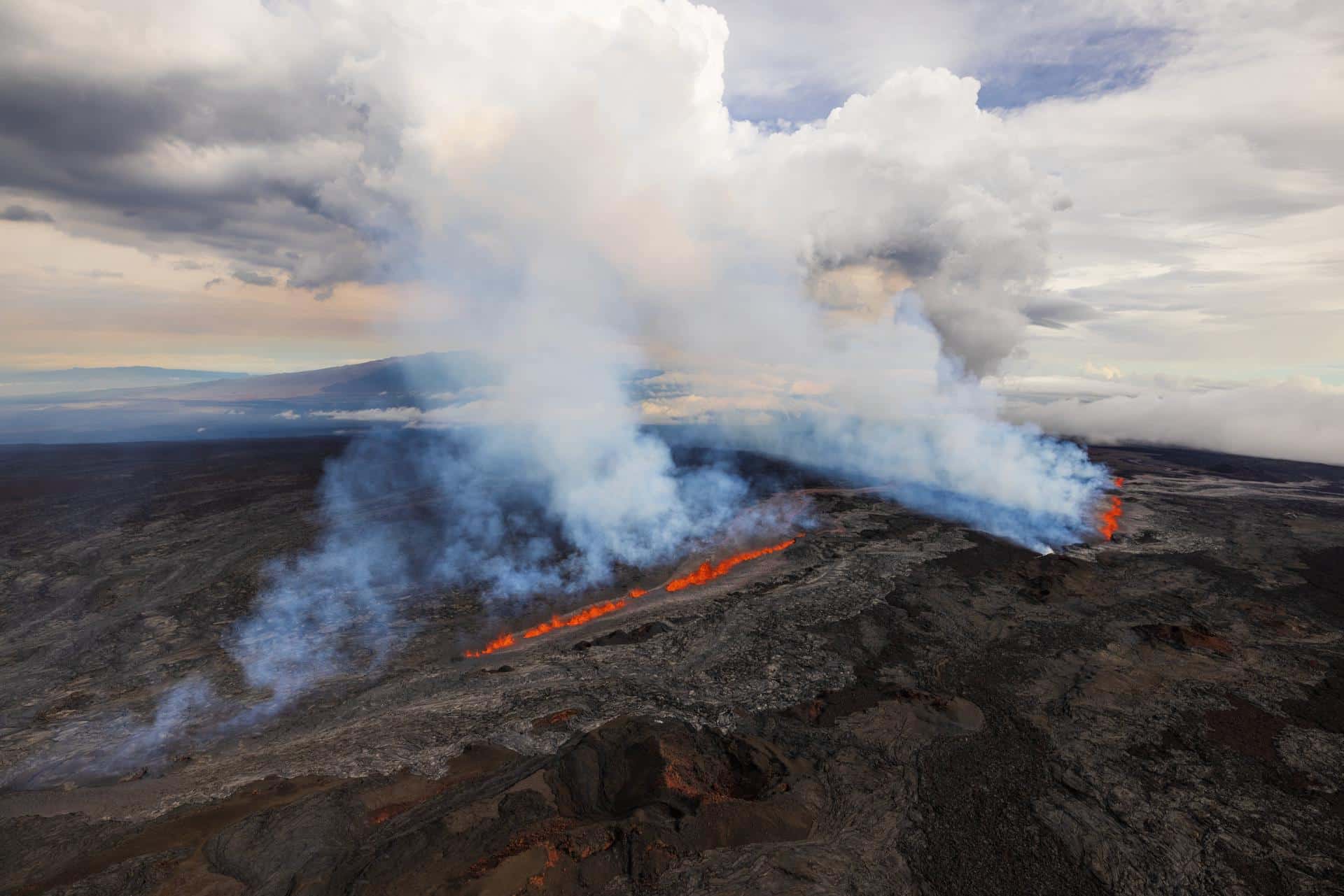 Hawaii (United States), 28/11/2022.- Lava flows from Mokuaweoweo Crater down Mauna Loa's northeast rift, at the Island of Hawaii, Hawaii, USA, 28 November 2022. The world's largest active volcano, Mauna Loa, located on the island of Hawaii, erupts for the first time since 1984. A flurry of seismic activity preceded the eruption which occurred around midnight Hawaii Standard Time (HST) on 27 November. After the initial breakout in Mokuaweoweo Crater at the summit, activity migrated down Mauna Loa's northeast rift, with a mile long curtain of fire. Advisories were issued by the state Department of Health, as gases and tephra from the eruption may affect the air quality across the state. (Incendio, Estados Unidos) EFE/EPA/BRUCE OMORI / PARADISE HELICOPTERS