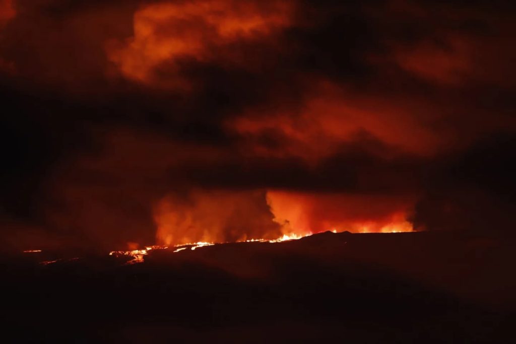 El volcán activo más grande del mundo entró en erupción luego de 40 años y amenaza a Hawaii