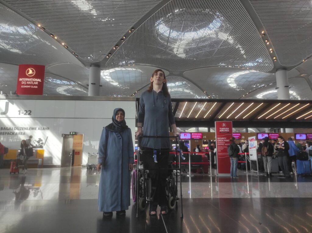 La mujer más alta del mundo voló en avión por primera vez: la aerolínea debió quitar seis asientos para su comodidad