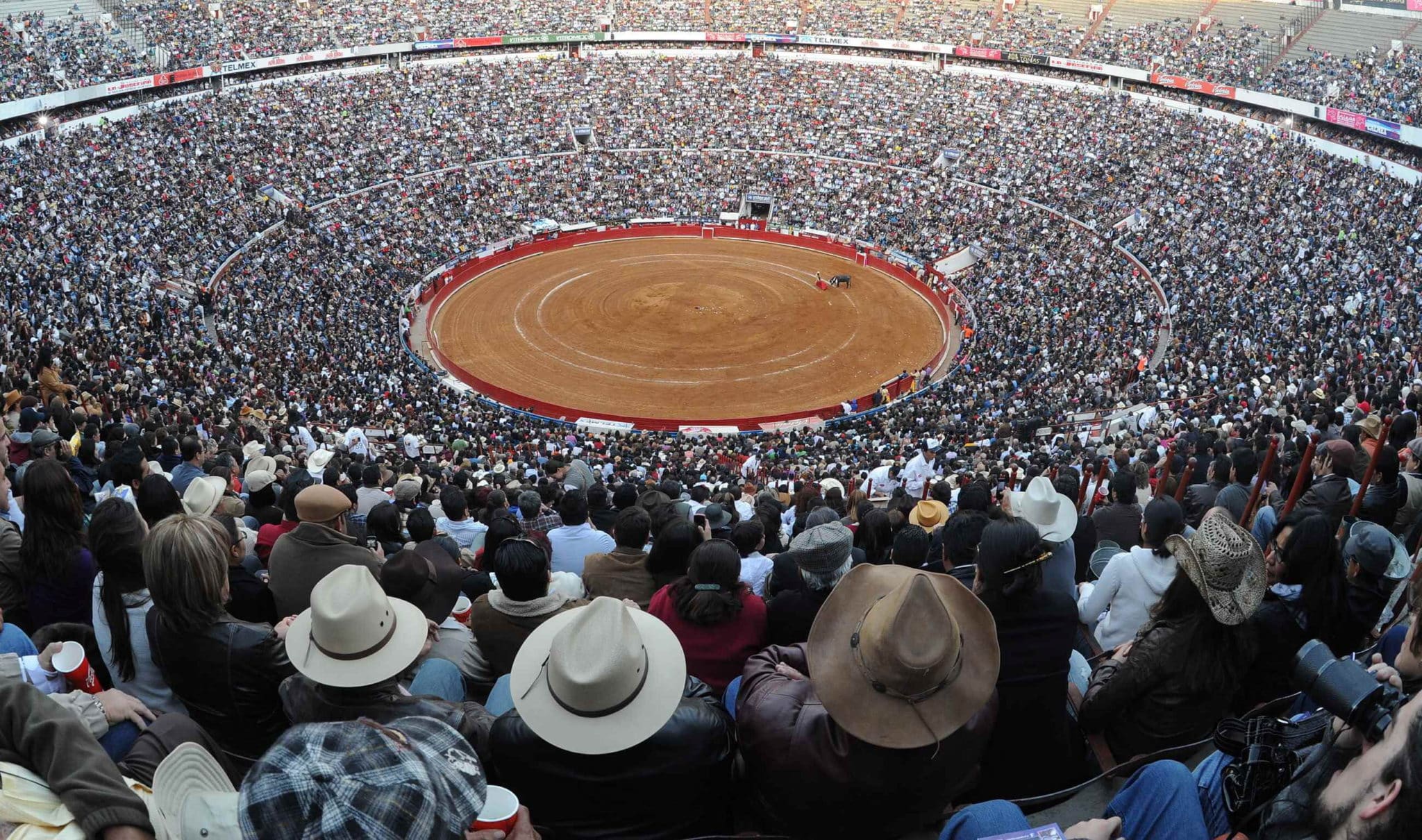 Fotografía del omingo 30 de enero de 2011, de la Plaza de toros México, con lleno total durante la última corrida realizada en el emblemático lugar en Ciudad de México. EFE/Mario Guzmán/Archivo