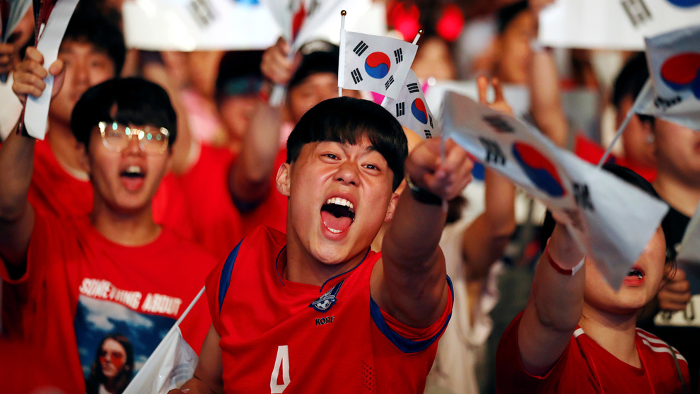 South Korean fans react as they watch the broadcast of the World Cup Group F soccer match between Sweden and South Korea, in central Seoul, South Korea, June 18, 2018. REUTERS/Kim Hong-Ji