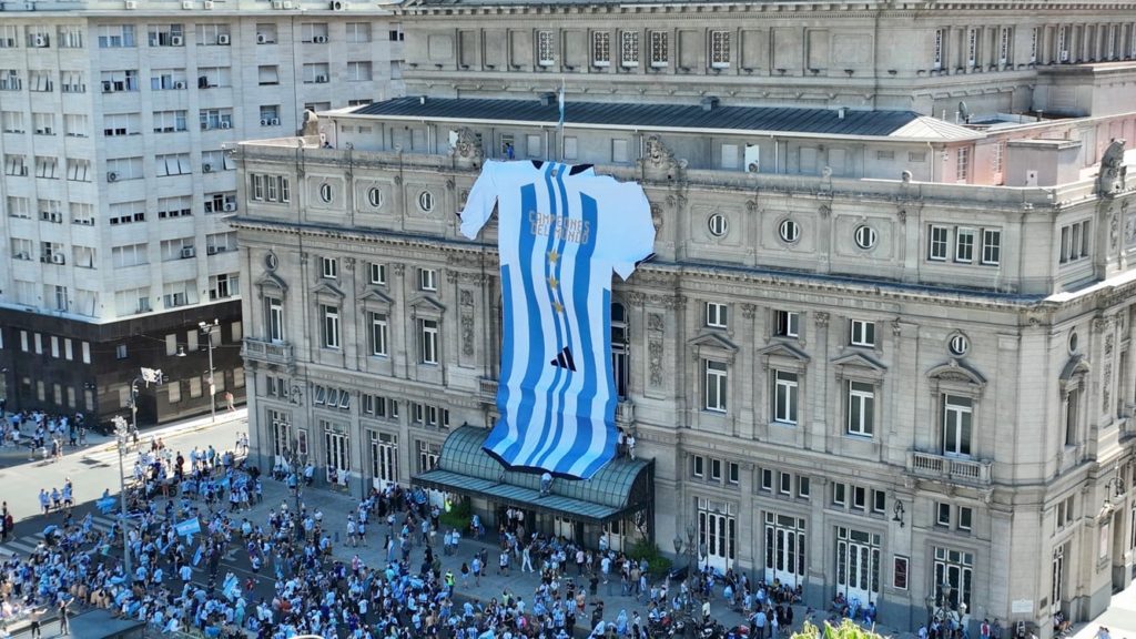 Argentina levantó la Copa del Mundo en Qatar y así lo festejan en diferentes puntos del país