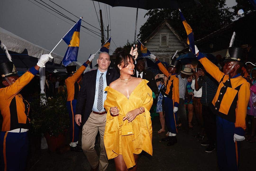 rihanna-drive-en-barbados-1