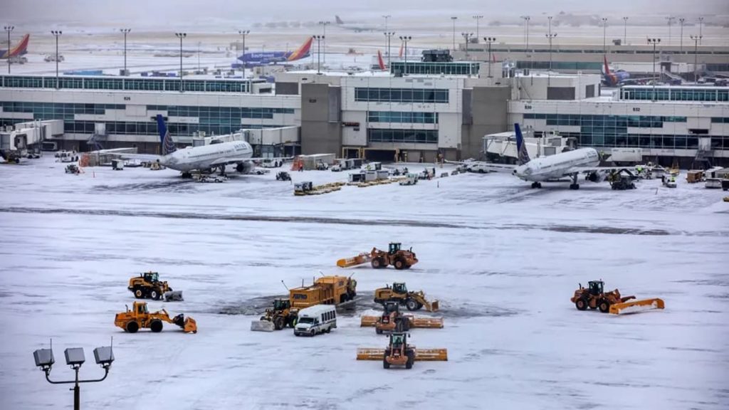 Estados Unidos sufrió una gran tormenta invernal el día de Navidad con cancelación de viajes y excesos de nieve