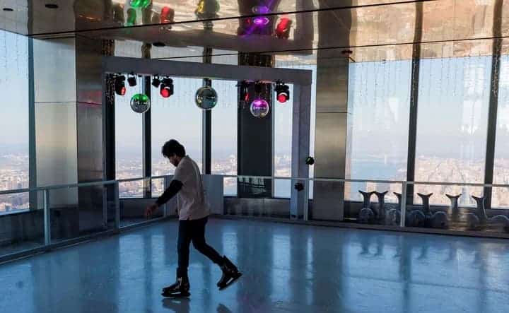 El observatorio Edge de Nueva York inaugura Sky Skate, su propia pista de patinaje sobre hielo-1