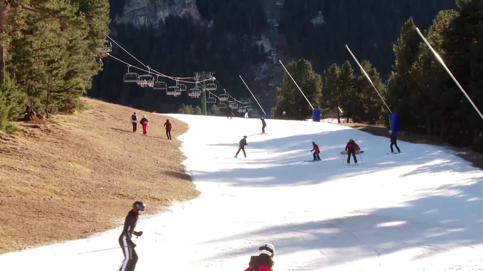 España Las principales estaciones de esquí se ven obligadas a cerrar por falta de nieve debido a las altas temperaturas-0